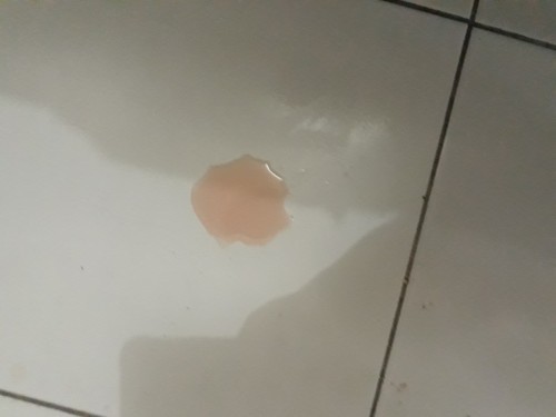 Assalamualaikum, bun mau tanya aku hamil 38w trs pipis ke luar air warna merah muda, itu knp ya bun?