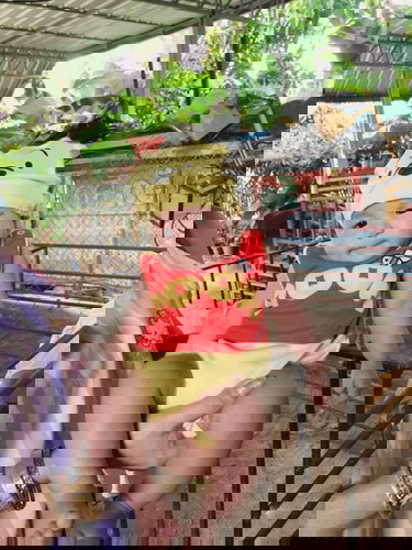 ยายที่บ้านแอบให้น้องกินกล้วย