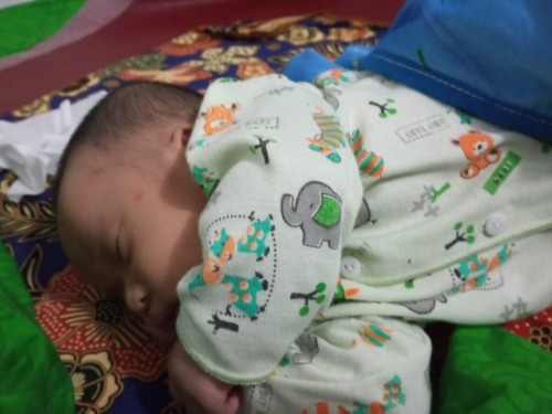 Bayi tidur miring
