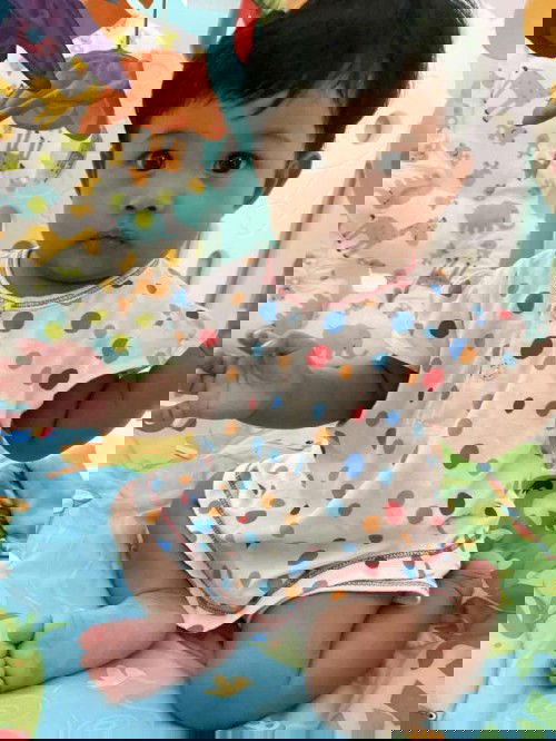 น้อง 7 เดือน 24 วัน หนัก 6.4 โล กินนมแม่ กินข้าวเสริม 1 มื้อ วันจันทร์-ศุกร์ กินนมแม่ใส่ขวดกินน้อยมากๆๆแค่ 5-8 ออนต์ ตัวเล็กมาก กลัวลูกขาดสารอาหาร🥲