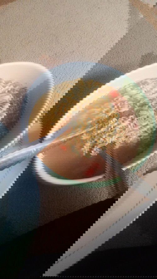 Hanya bisa makan mie instan