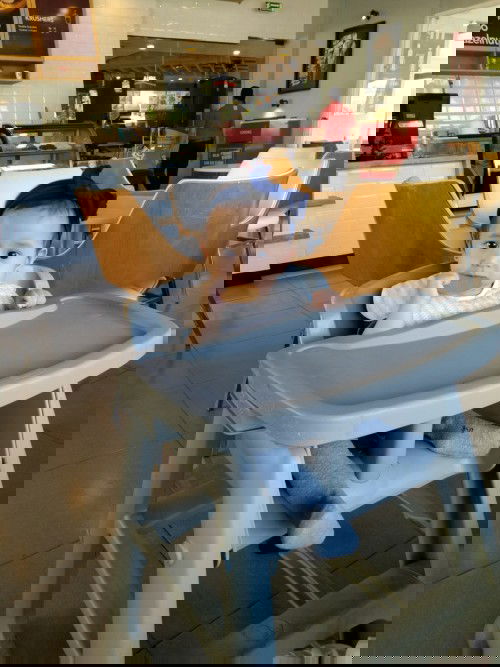 Bayi 8 bulan ngemil biskuit regal