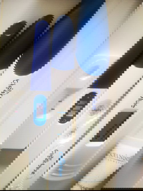 8 minggu belum nampak kantung. Tiada sakit apa2, cramp manja je dan UPT terang