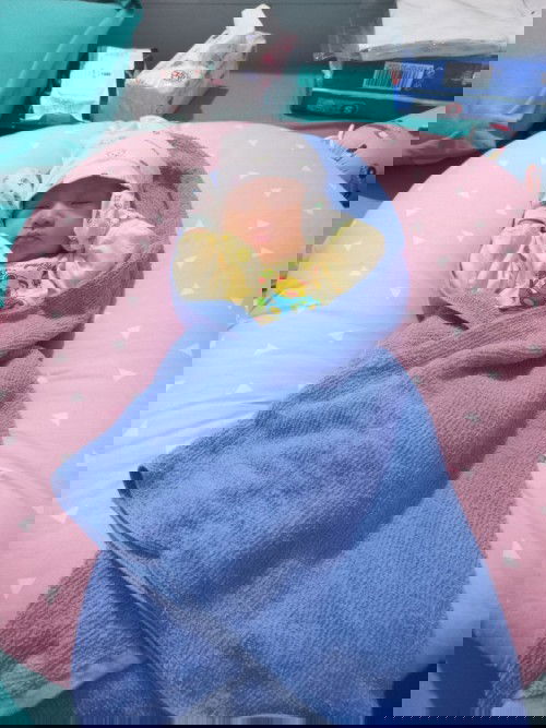 Bé ngủ gối chống trào ngược được không