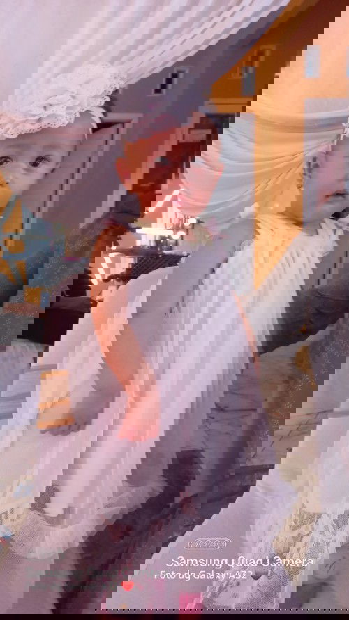 Mata anakku sipit sebelah