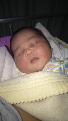 Akhirnya setelah lewat 14 hari dari HPL ,lahir 19 November berat 3,9kg