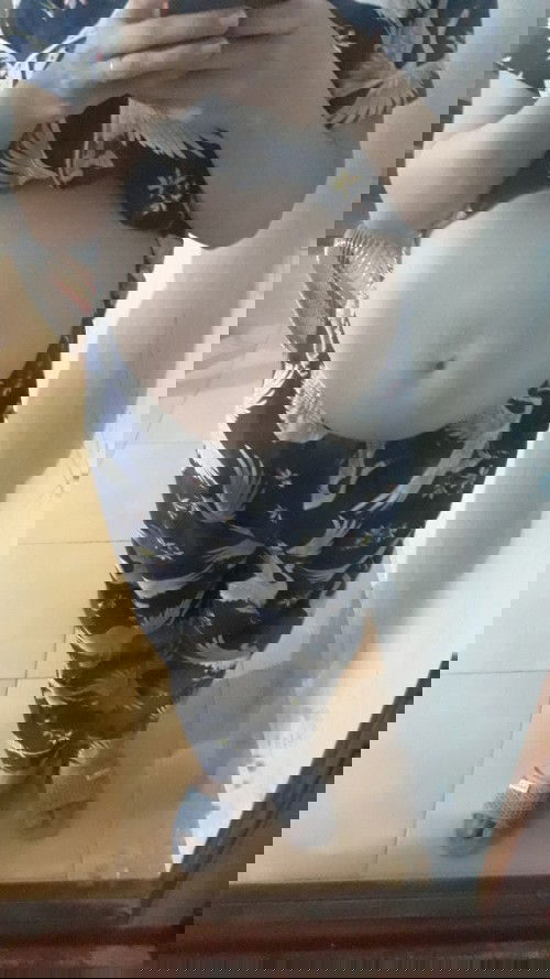 Bụng em tuột chưa các m