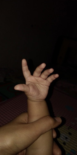 katanya kalo tangan bayi udh begini tandanya udah kenyang nen, tp kalo di lepas kok masih nangis?