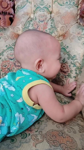 Kepala bayi menonjol ke belakang