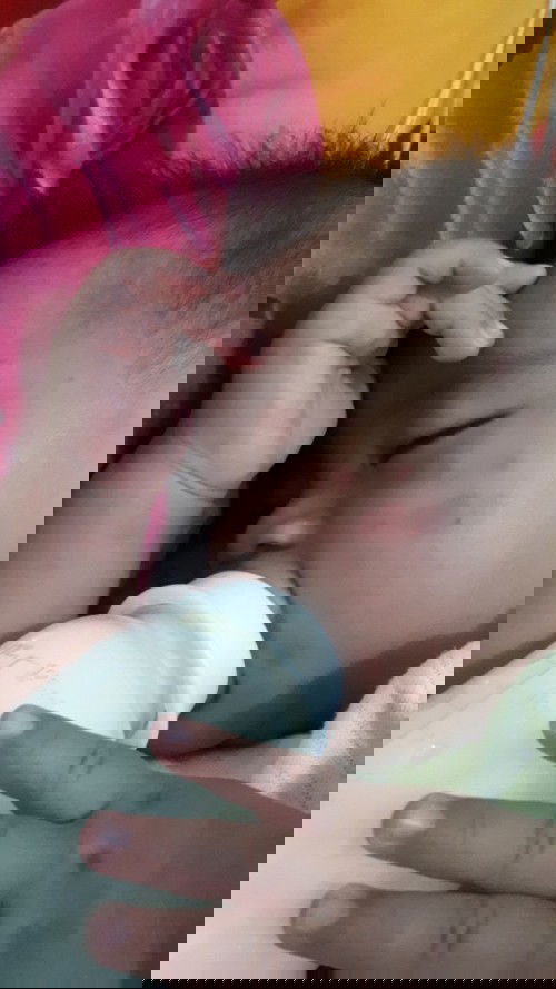 merah di badan, pipi, dan kepala