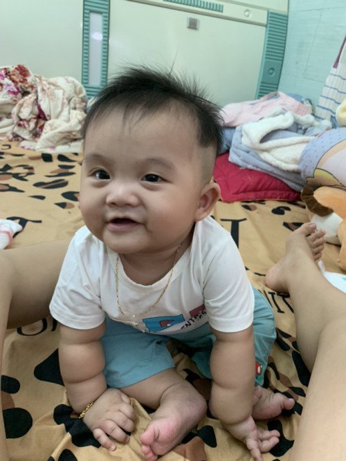 Bé đột nhiên mắt to mắt nhỏ