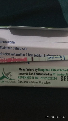 Mau tanya bunda apakah ini hasilnya akurat fositif hamil,soalnya gris 1 tebal yang satunya samar 🙏