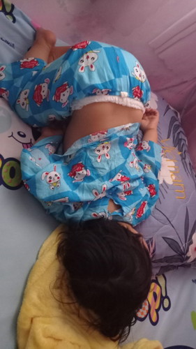 Ủa ủa, các mom có bé ngủ thế này không?