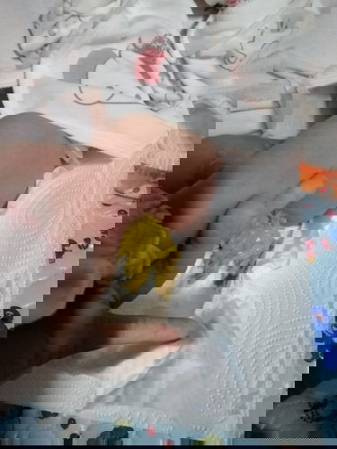 ลูกถ่ายแบบนี้คือผิดปกติมั้ยคะทานนมผงมาตลอดนมแม่มีน้อยมากลูกก้ไม่เข้าเต้าค่ะเลยได้ทานนมผงช่วยแนะนำค่ะ