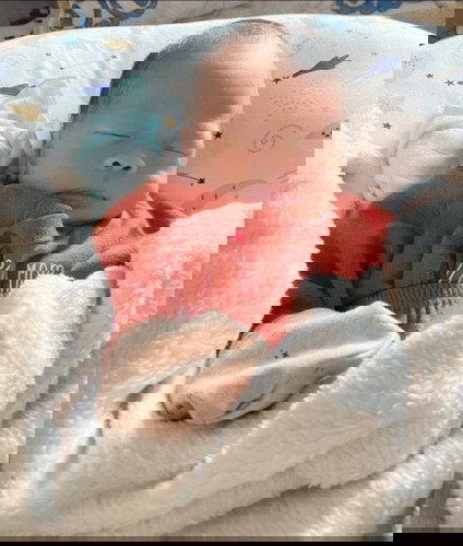 Trẻ sơ sinh ngủ nhiều vào ban ngày có cần đánh thức k?