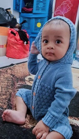 Kenapa bayi suka pukul wajah mamanya