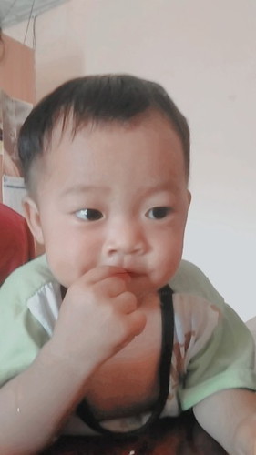 ลูกชาย1ปี13วัน วันพาไปเล่นกับเพื่อนข้างบ้านเเล้ว ป้าข้างบ้านเอาเบียร์มาป้อนลูกเรา ผิดหรอที่เราหวงลูก