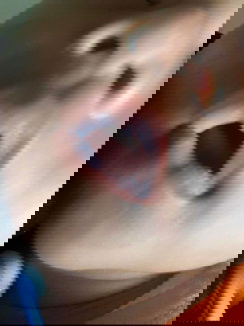 Bibir dan lidah bayi putih putih.