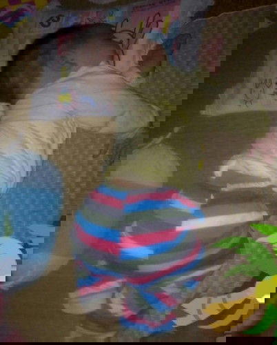 Trẻ sơ sinh hay vặn mình và ọc sữa bao lâu mới đỡ?