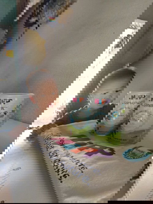 Quà tặng của con đây mọi người ơi.