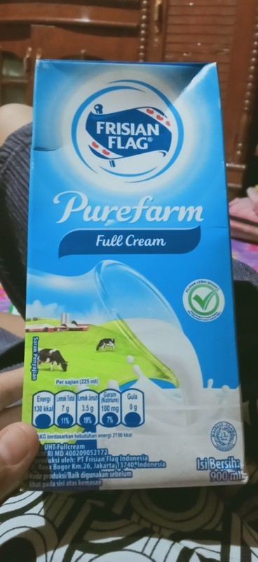Minum susu Frisian flag full cream