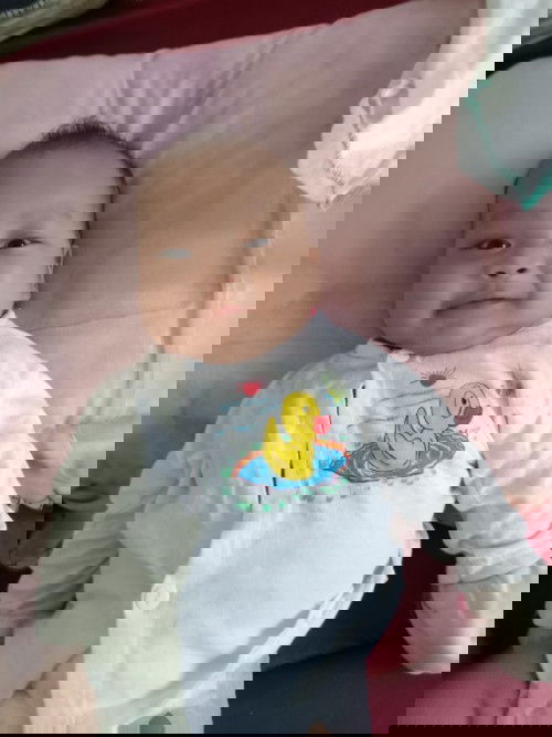 Các m ơi... Con e từ ngày chích ngừa về là ngủ k được sâu với lại thức hơn cả tiếng các m ạ