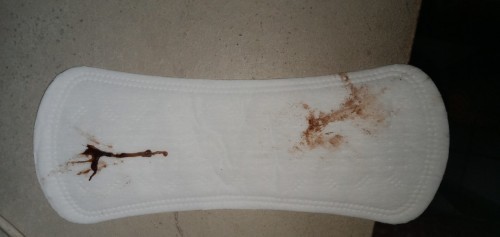 Discharge na sticky dark brown