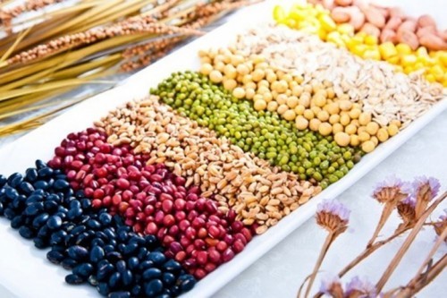 Cho con bú uống ngũ cốc được k?