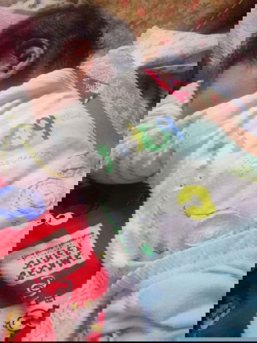 Ok lang po ba Matulog ang baby ng nakadapa sa ibabaw ng nanay?