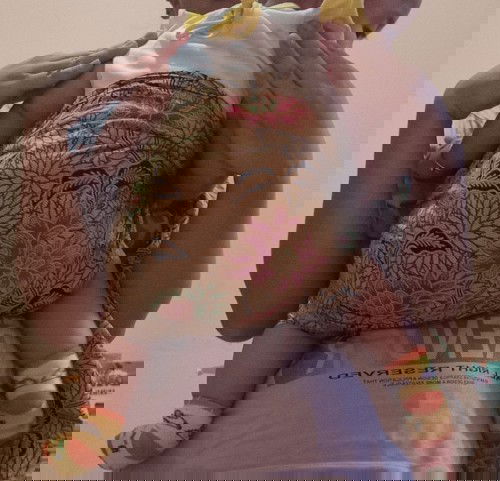 Posisi menggendong dengan kain