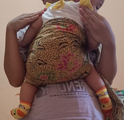 Posisi menggendong dengan kain