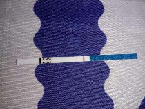 ขึ้น2ขีดจางๆแบบนี้มีโอกาสท้องไหมค่ะ