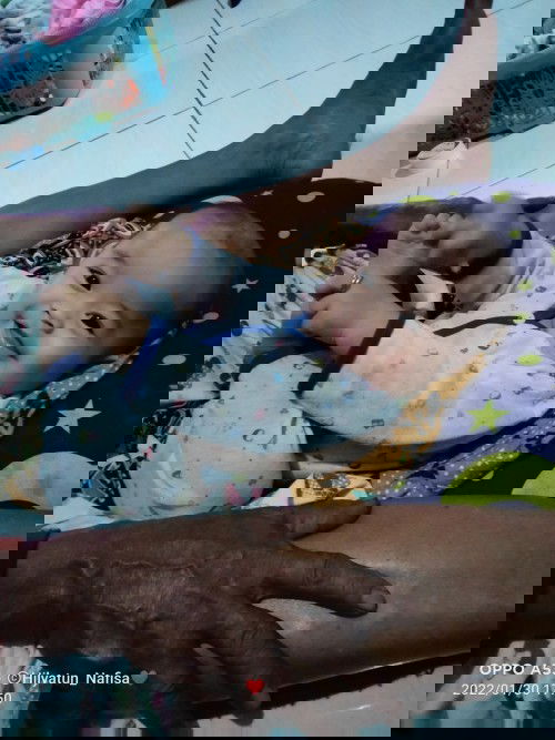 Bayi 5 bulan sering mainin kaki mitos atau fakta