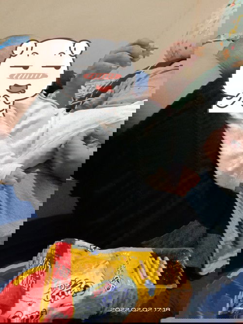 Bayi duduk di pangkuan