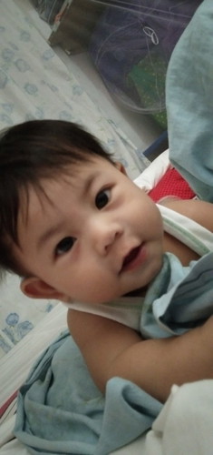 normal lang bang magkaeyebag ang 5 mons old baby?