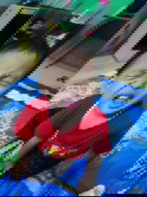 Suka gigit badan emaknya