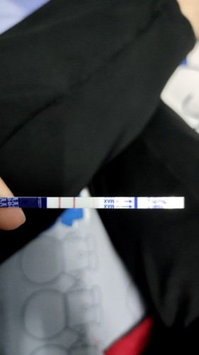 ปกติเป็นคนประจำเดือนมาไม่ปกติมาไม่ตรงวัน เมื่อวานลองตรวจก็ขึ้น 2 ขีด  แบบนี้คือท้องชัวร์หรือเปล่าคะ