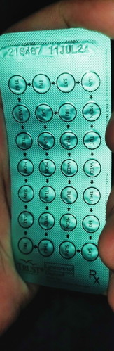 Alin poba ditu ang unang iinumin naguguluhan po ako sa arrow. first time kopo uminom daphne pills