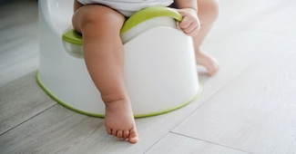 Bayi ini dilatih tidak gunakan lampin sejak berusia 2 minggu?