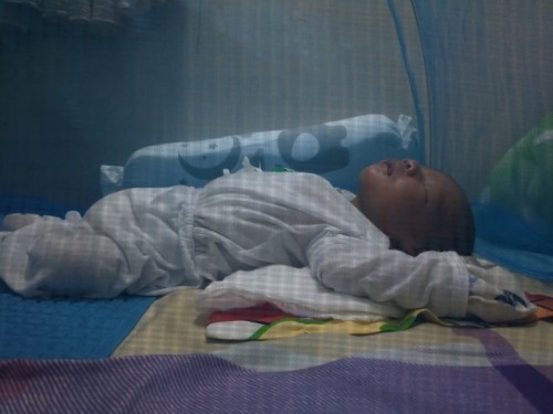 Ok lang ba na nakatingala ang baby pag natutulog?