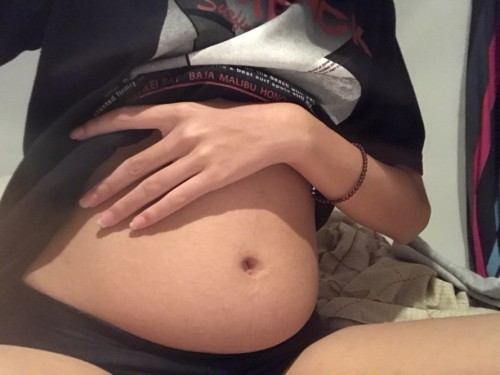 10วีค มันควรขนาดนี้ไหมคะ กินน้อยมาก เพราะแพ้ท้องอยู่ แต่พุงไม่ยุบเลยค่ะ ทรมานมากกกกกกมีใครเป็นเหมือนกันไหมคะ 😭😭