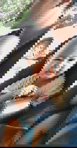 ท่ายิ้มประจำตัวของลูกชายเลยค่ะ เอามาฝากแม่ ๆ ค่ะ