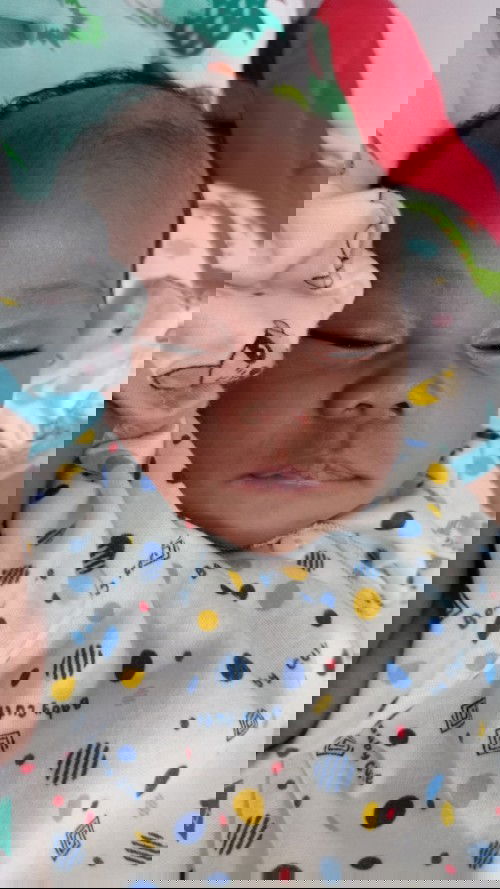 Bibir bagian tengah berwarna hitam