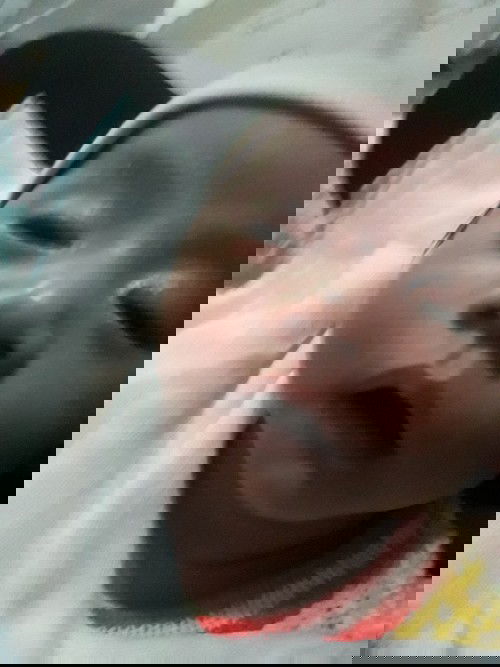 Có ai củng cảnh ngộ với em không bé nhà em cứ bắt bế không đật xuống được phải đợi bé ngủ say mới đc