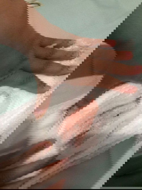 Diapers warna oren kemerahan