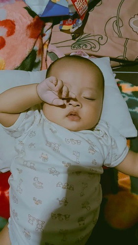 Bun anakku sekarang umur 4 buln 24 hari,beratnya 7kg lebih,apa sudah boleh makan ya?