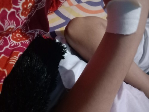 Nyeuri pada lutut dan pergelangana tangan