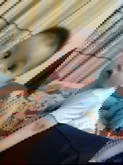 Bé 10 tháng tuổi