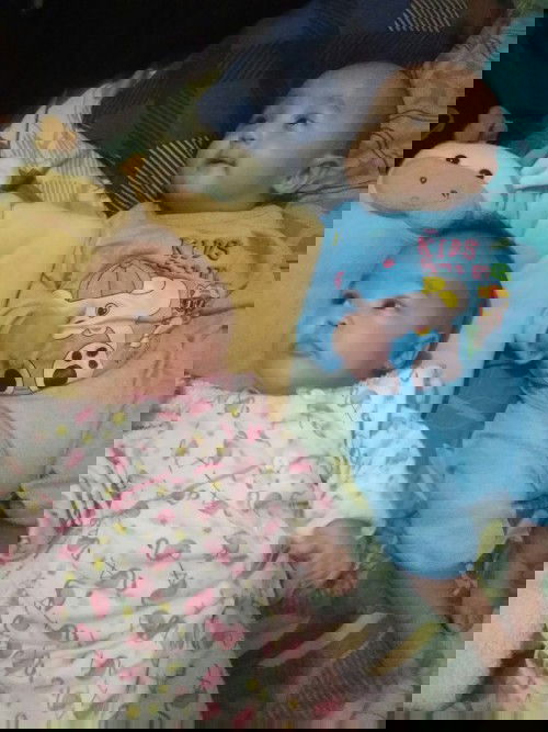 Bun 8 hari lagi sikembar mau masuk MPASI ..baiknya pertama kali mrka makan apa ya .