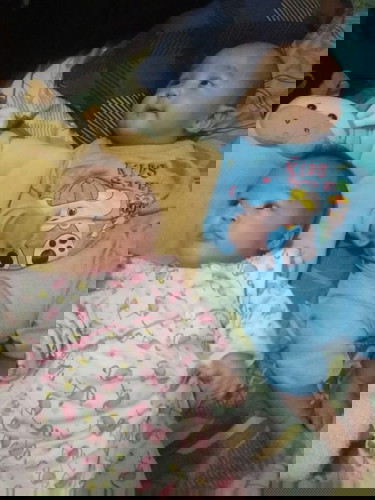 Bun 8 hari lagi sikembar mau masuk MPASI ..baiknya pertama kali mrka makan apa ya .